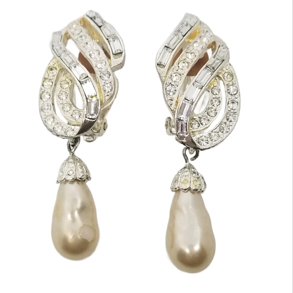 CAROLEE 1970s SILVERTONE, CRYSTAL & FAUX PEARL DROP STATEMENT CLIP ON EARRINGS - Picture 1 of 7